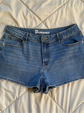 No Boundaries Women's Blue Denim Shorts - Classic Five-Pocket Style